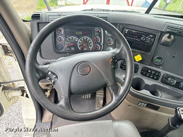 image for item EC3552 2016 Freightliner Cascadia semi truck