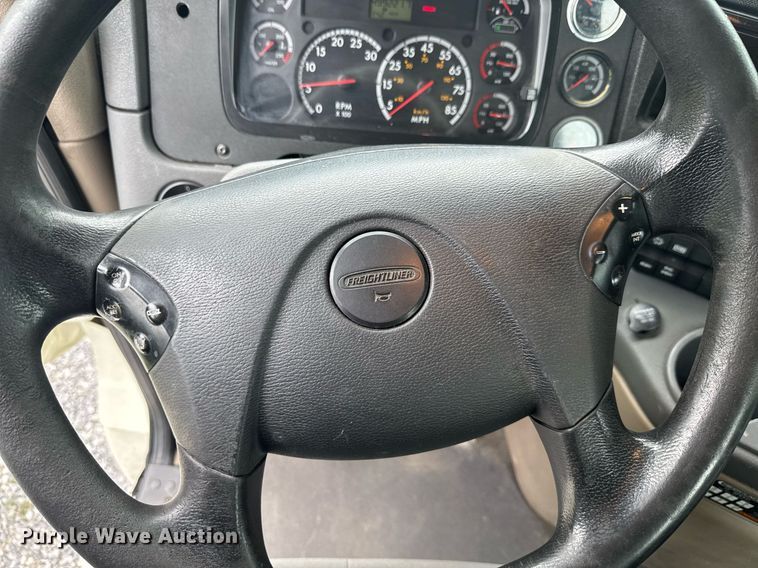 image for item EC3552 2016 Freightliner Cascadia semi truck