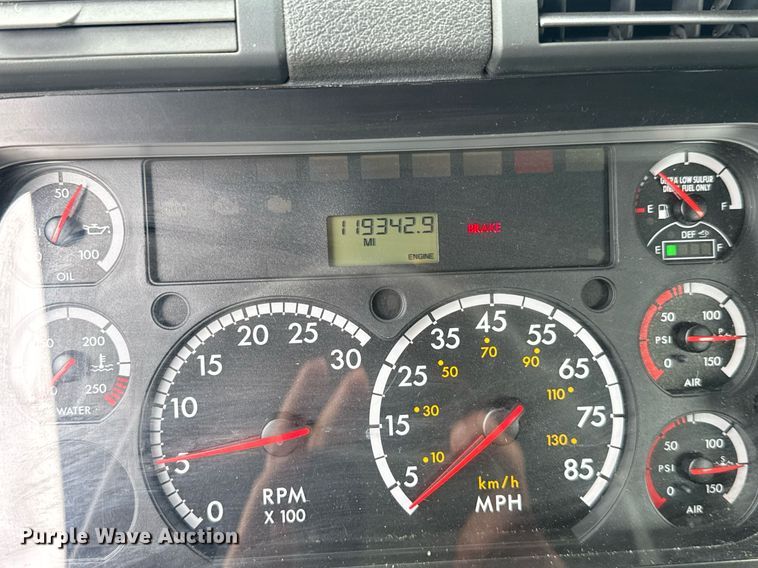 image for item EC3552 2016 Freightliner Cascadia semi truck