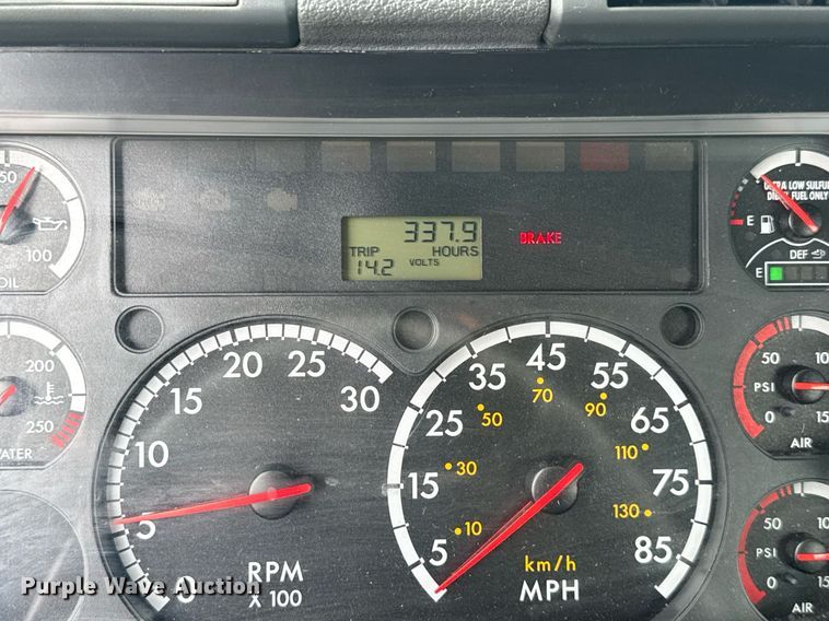 image for item EC3552 2016 Freightliner Cascadia semi truck