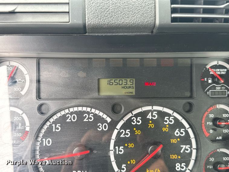 image for item EC3552 2016 Freightliner Cascadia semi truck