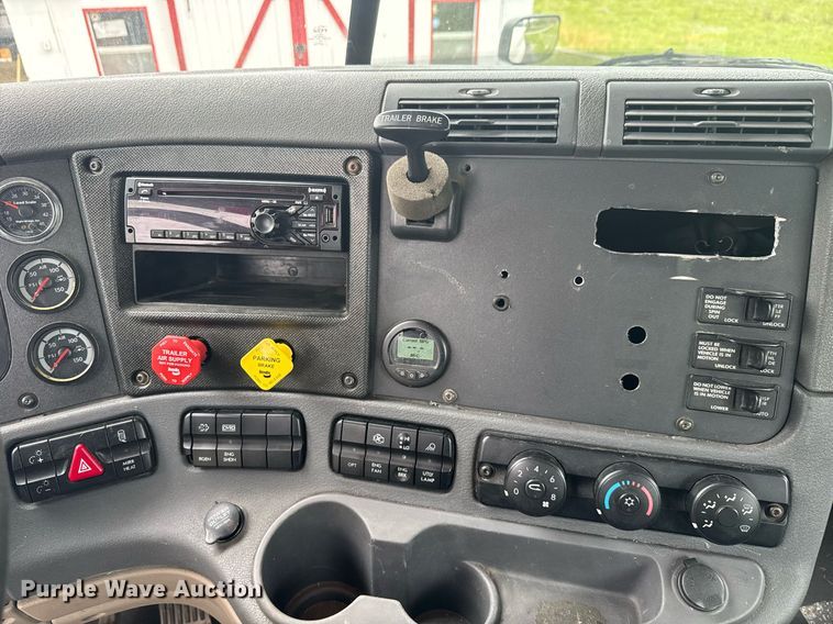 image for item EC3552 2016 Freightliner Cascadia semi truck