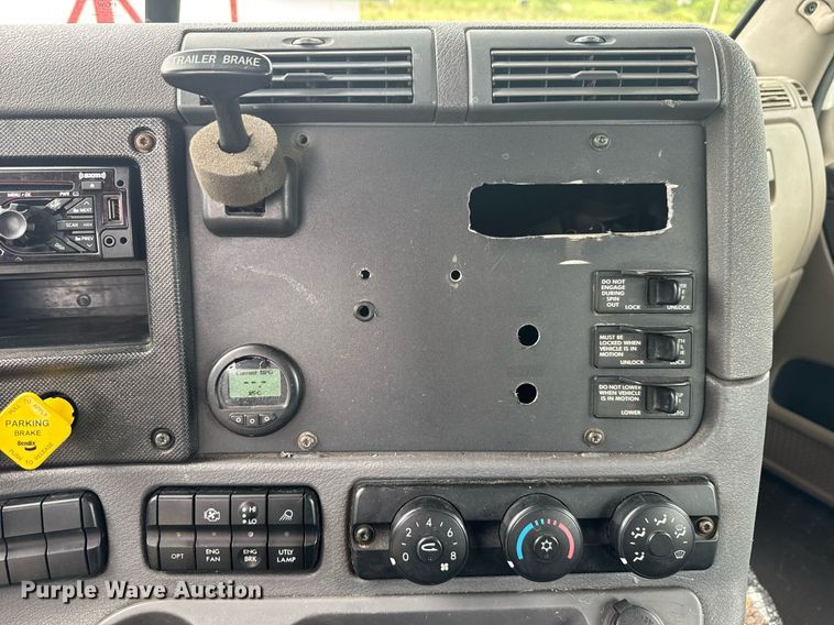 image for item EC3552 2016 Freightliner Cascadia semi truck