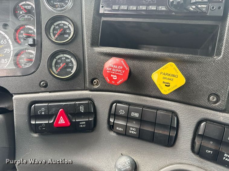 image for item EC3552 2016 Freightliner Cascadia semi truck