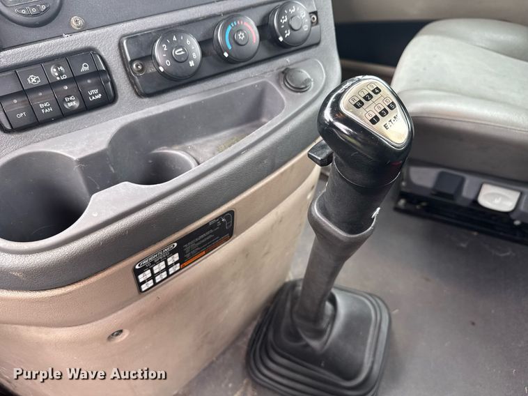 image for item EC3552 2016 Freightliner Cascadia semi truck