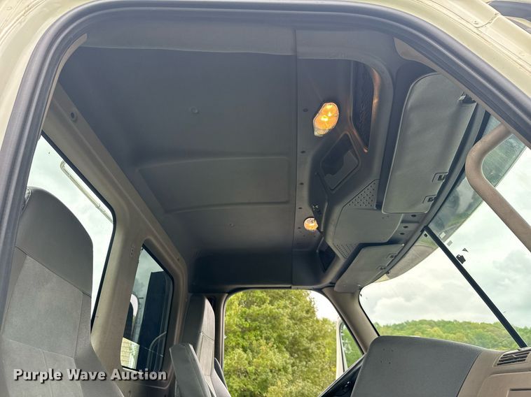 image for item EC3552 2016 Freightliner Cascadia semi truck