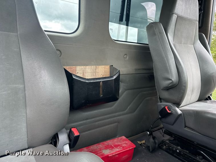 image for item EC3552 2016 Freightliner Cascadia semi truck