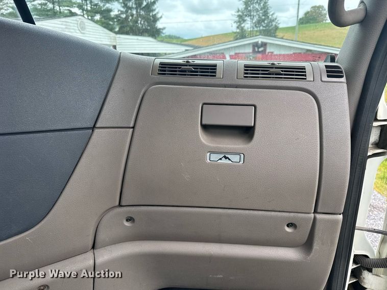 image for item EC3552 2016 Freightliner Cascadia semi truck