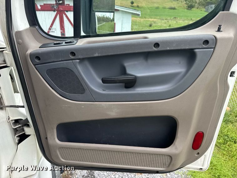 image for item EC3552 2016 Freightliner Cascadia semi truck