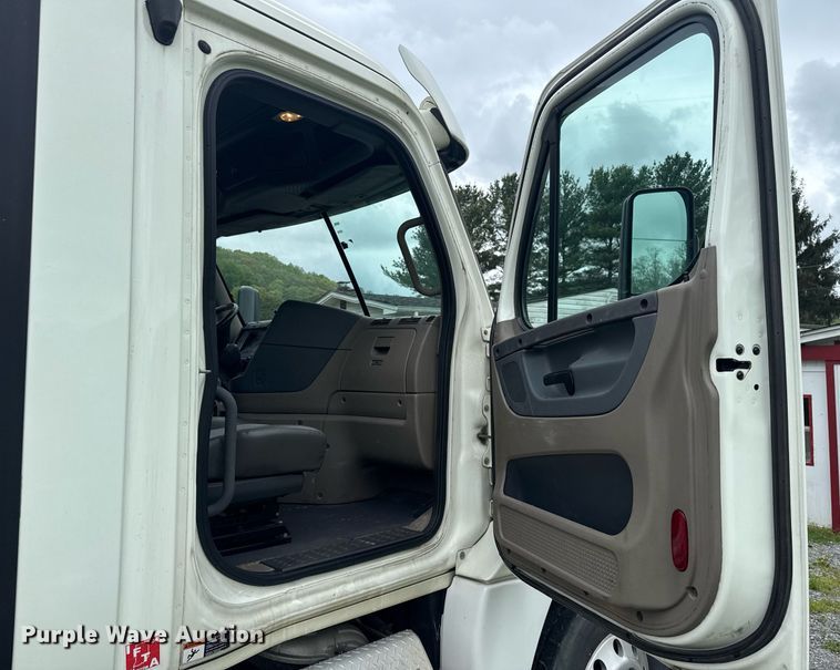 image for item EC3552 2016 Freightliner Cascadia semi truck