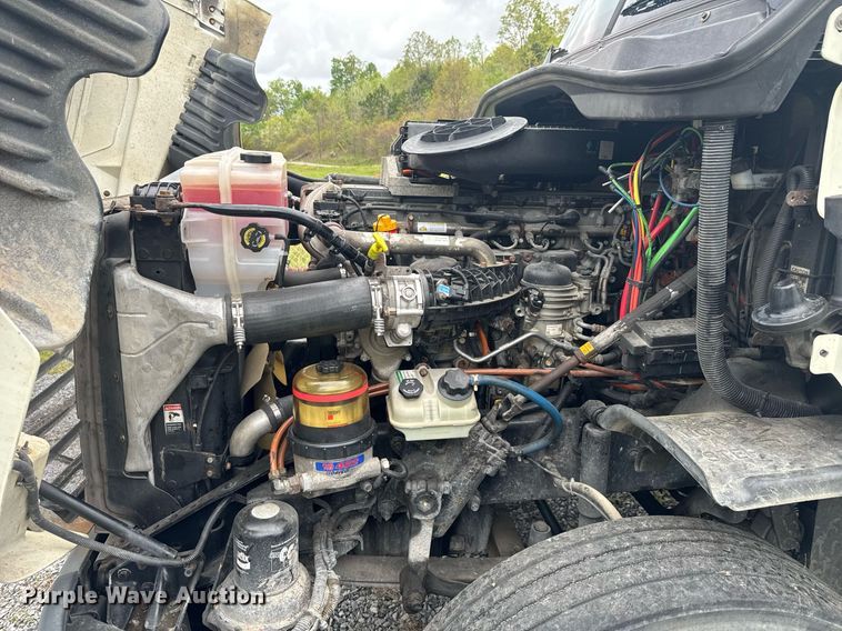 image for item EC3552 2016 Freightliner Cascadia semi truck