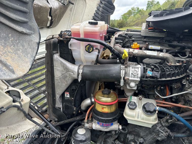 image for item EC3552 2016 Freightliner Cascadia semi truck