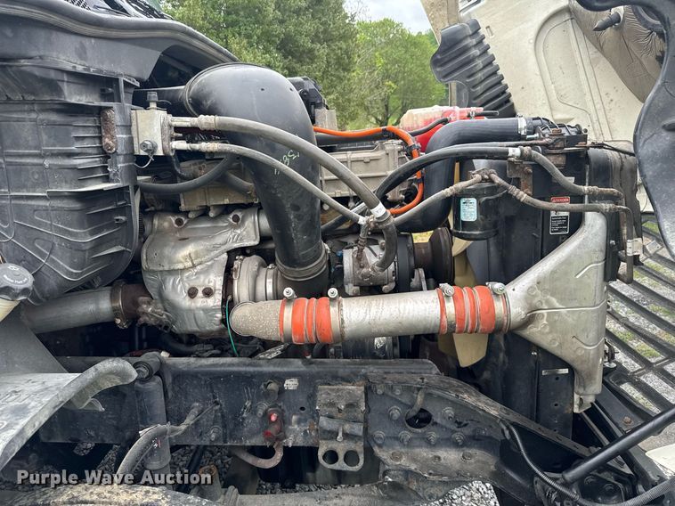 image for item EC3552 2016 Freightliner Cascadia semi truck