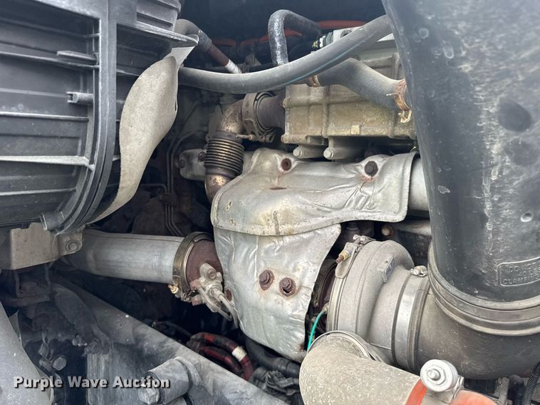 image for item EC3552 2016 Freightliner Cascadia semi truck