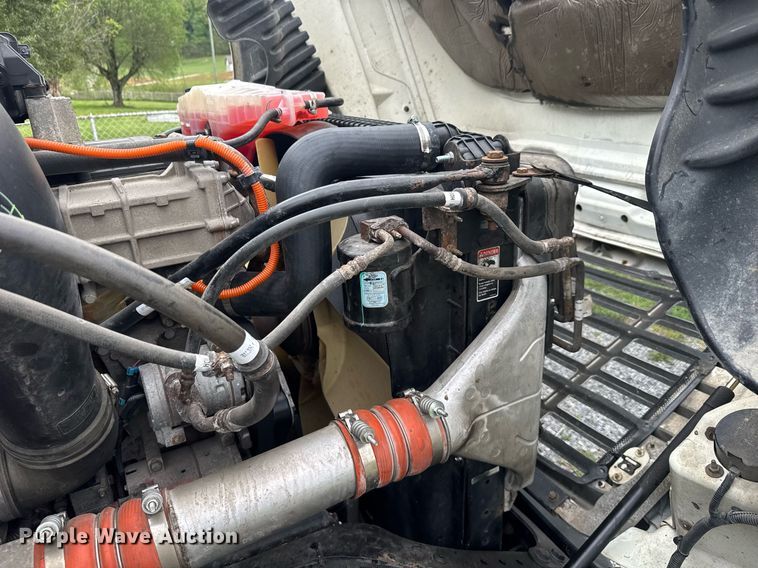 image for item EC3552 2016 Freightliner Cascadia semi truck