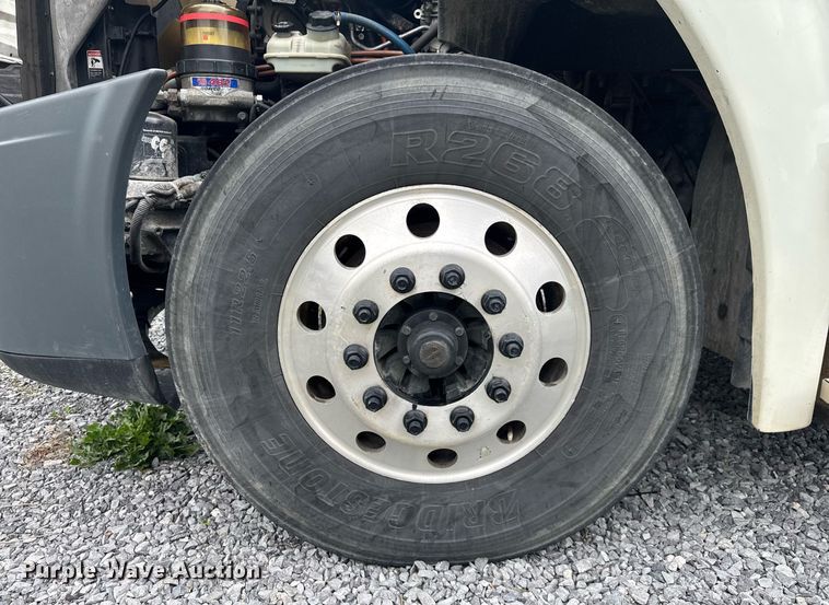 image for item EC3552 2016 Freightliner Cascadia semi truck