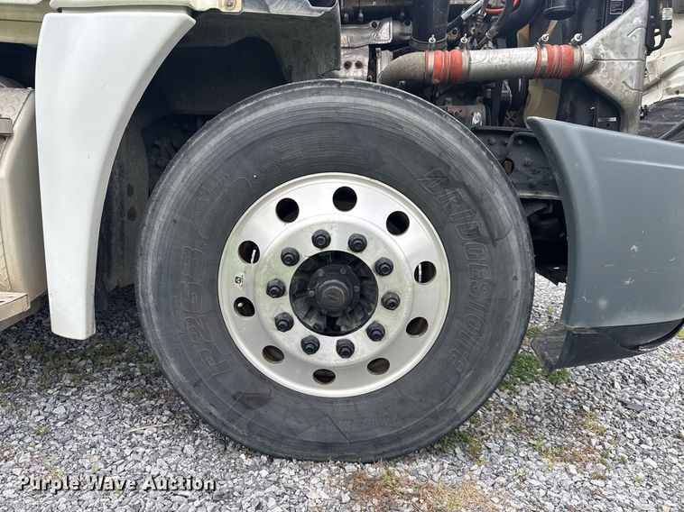 image for item EC3552 2016 Freightliner Cascadia semi truck