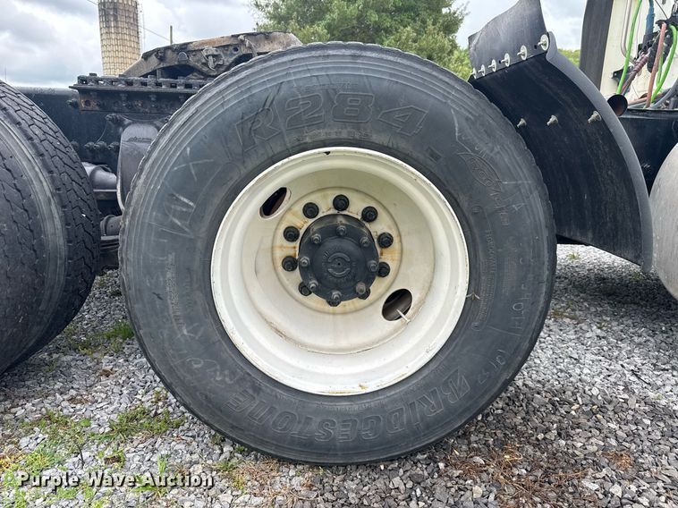 image for item EC3552 2016 Freightliner Cascadia semi truck