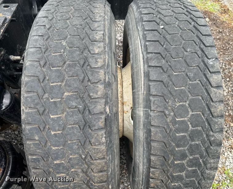 image for item EC3552 2016 Freightliner Cascadia semi truck