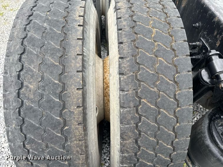 image for item EC3552 2016 Freightliner Cascadia semi truck