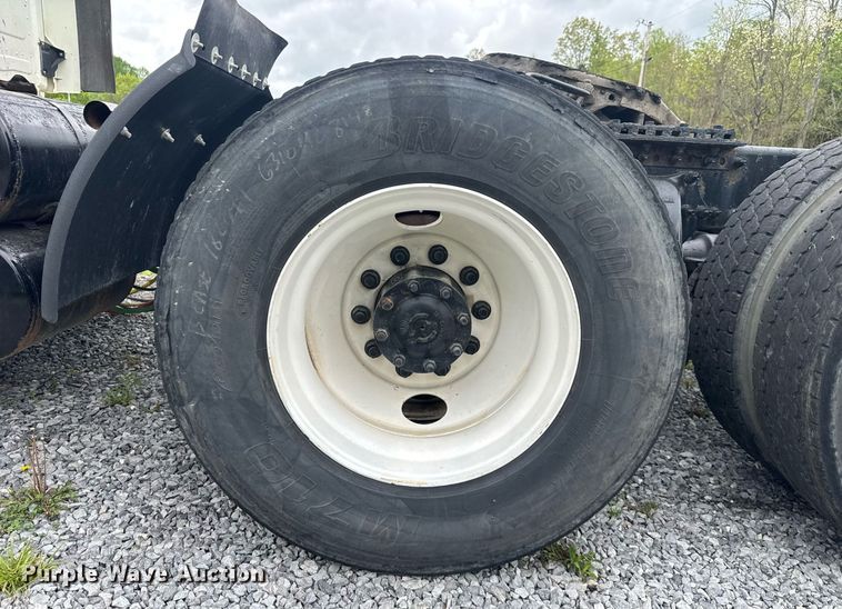 image for item EC3552 2016 Freightliner Cascadia semi truck