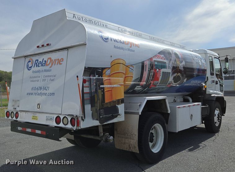 image for item EC4189 2002 GMC T-7500 fuel truck