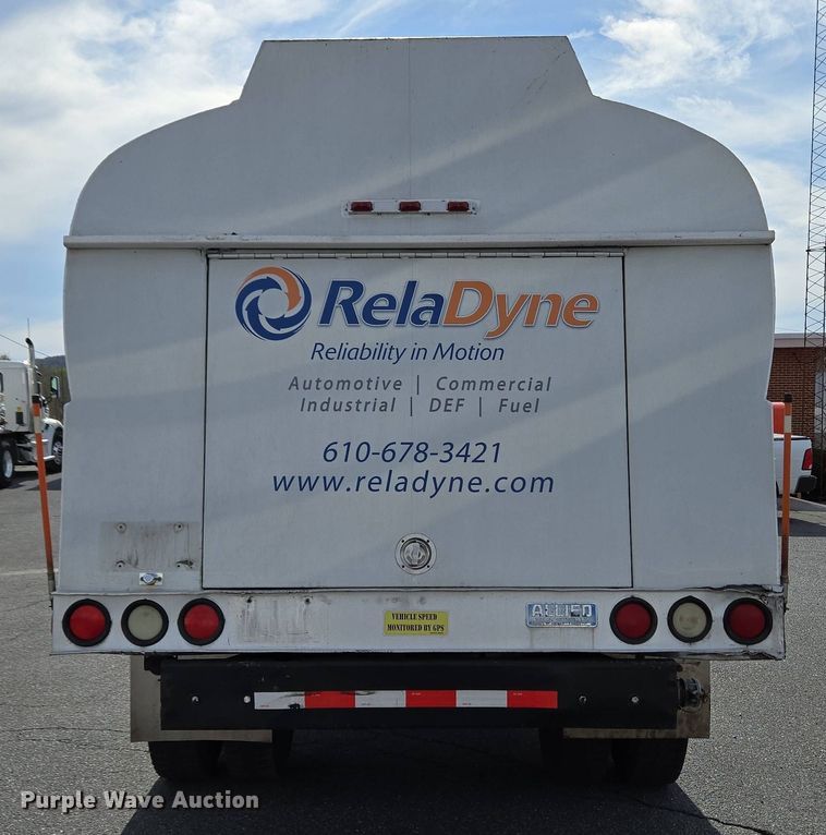 image for item EC4189 2002 GMC T-7500 fuel truck