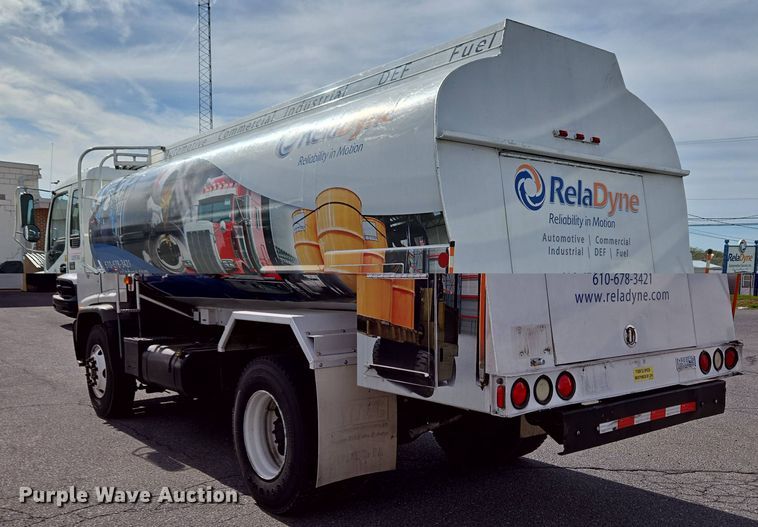 image for item EC4189 2002 GMC T-7500 fuel truck