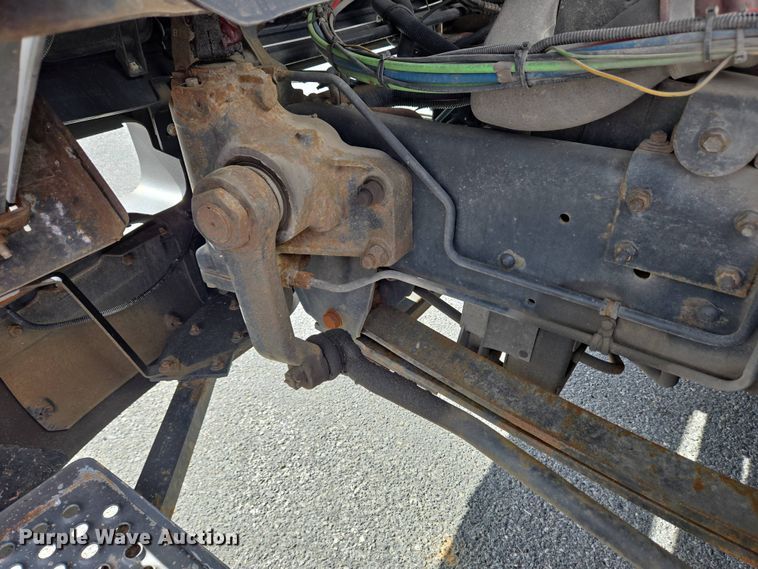 image for item EC4189 2002 GMC T-7500 fuel truck