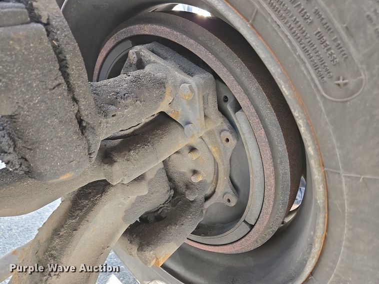 image for item EC4189 2002 GMC T-7500 fuel truck