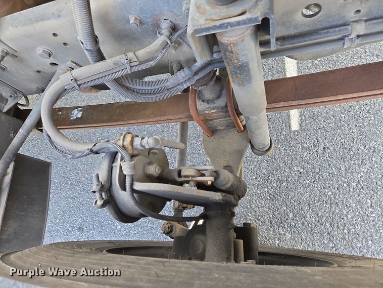 image for item EC4189 2002 GMC T-7500 fuel truck