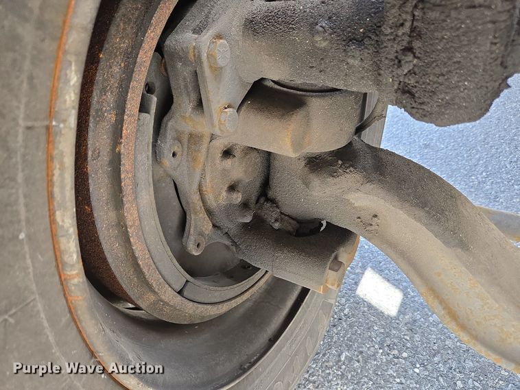 image for item EC4189 2002 GMC T-7500 fuel truck