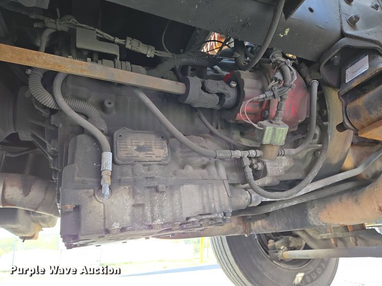 image for item EC4189 2002 GMC T-7500 fuel truck