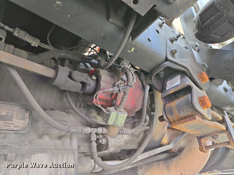 image for item EC4189 2002 GMC T-7500 fuel truck