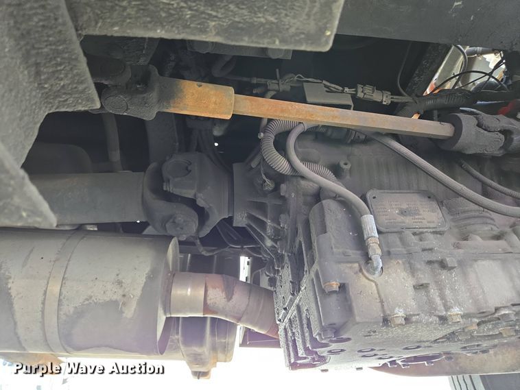 image for item EC4189 2002 GMC T-7500 fuel truck