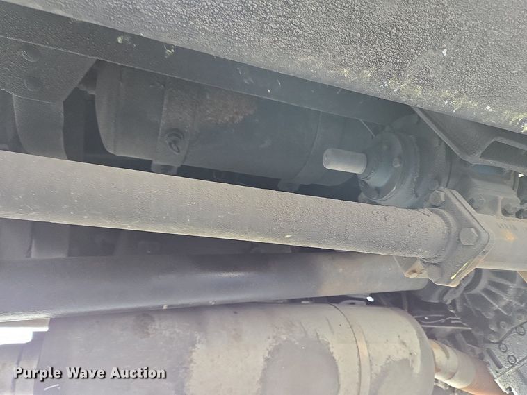 image for item EC4189 2002 GMC T-7500 fuel truck