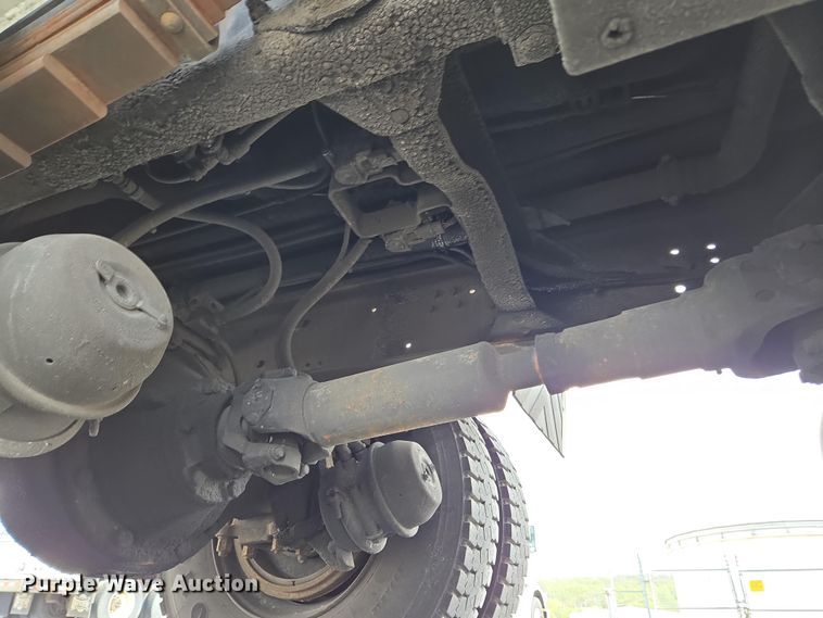 image for item EC4189 2002 GMC T-7500 fuel truck