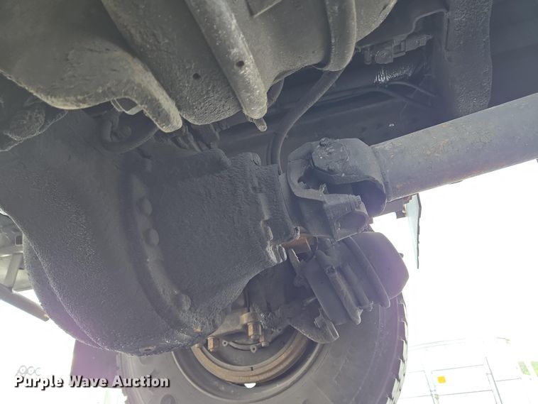 image for item EC4189 2002 GMC T-7500 fuel truck