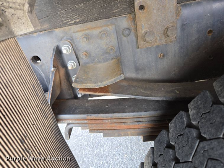 image for item EC4189 2002 GMC T-7500 fuel truck