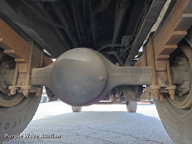 image for item EC4189 2002 GMC T-7500 fuel truck