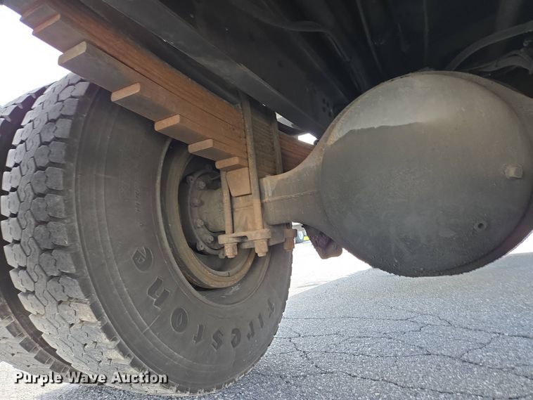 image for item EC4189 2002 GMC T-7500 fuel truck