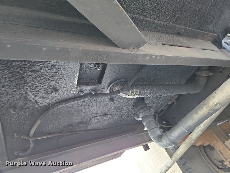 image for item EC4189 2002 GMC T-7500 fuel truck