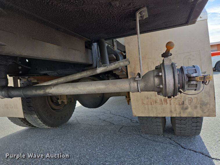 image for item EC4189 2002 GMC T-7500 fuel truck