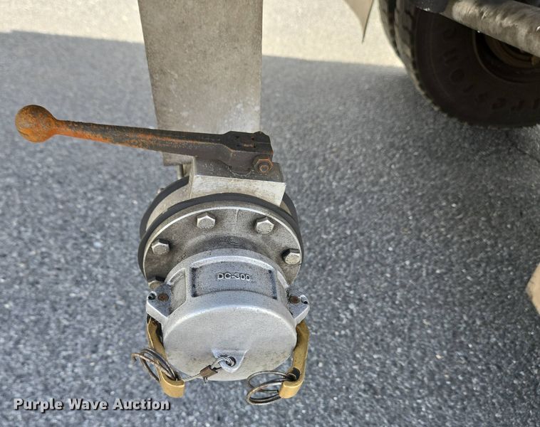 image for item EC4189 2002 GMC T-7500 fuel truck