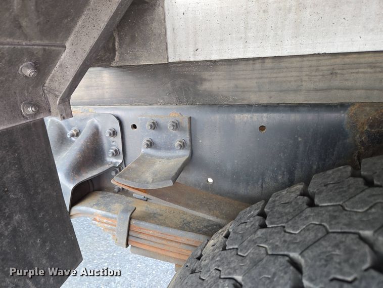 image for item EC4189 2002 GMC T-7500 fuel truck