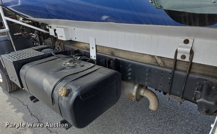 image for item EC4189 2002 GMC T-7500 fuel truck