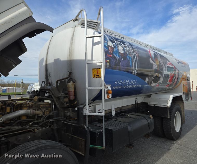 image for item EC4189 2002 GMC T-7500 fuel truck