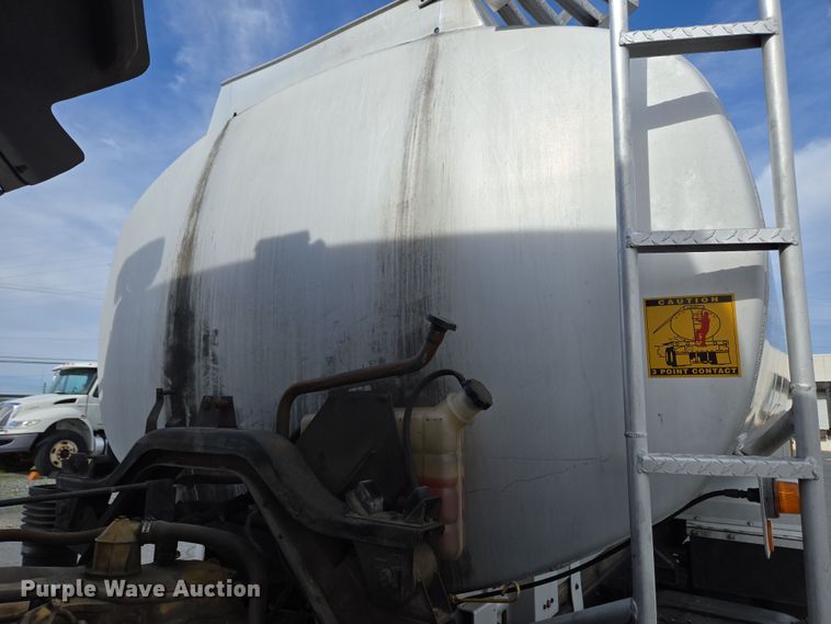 image for item EC4189 2002 GMC T-7500 fuel truck