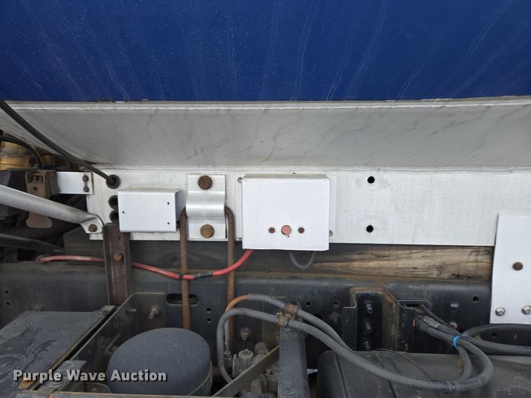 image for item EC4189 2002 GMC T-7500 fuel truck