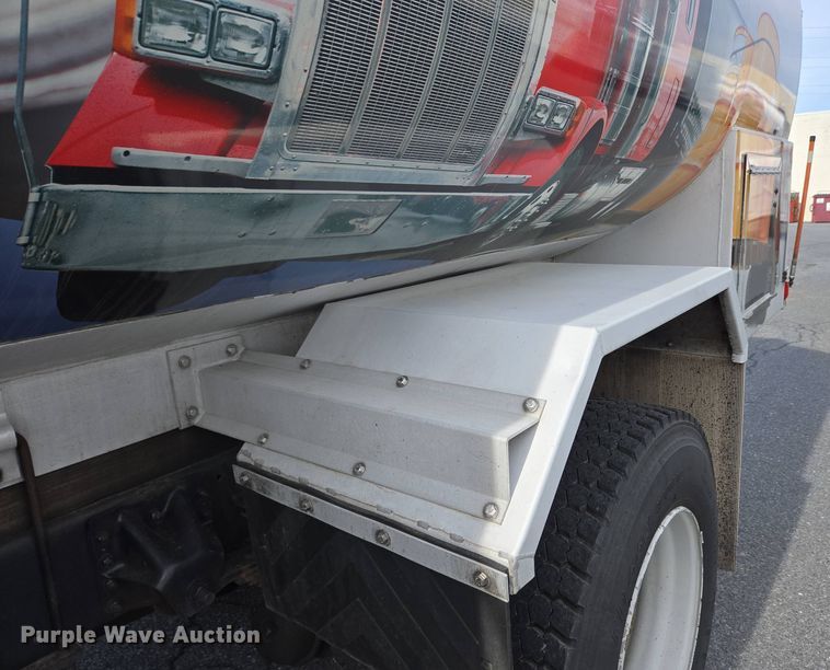 image for item EC4189 2002 GMC T-7500 fuel truck